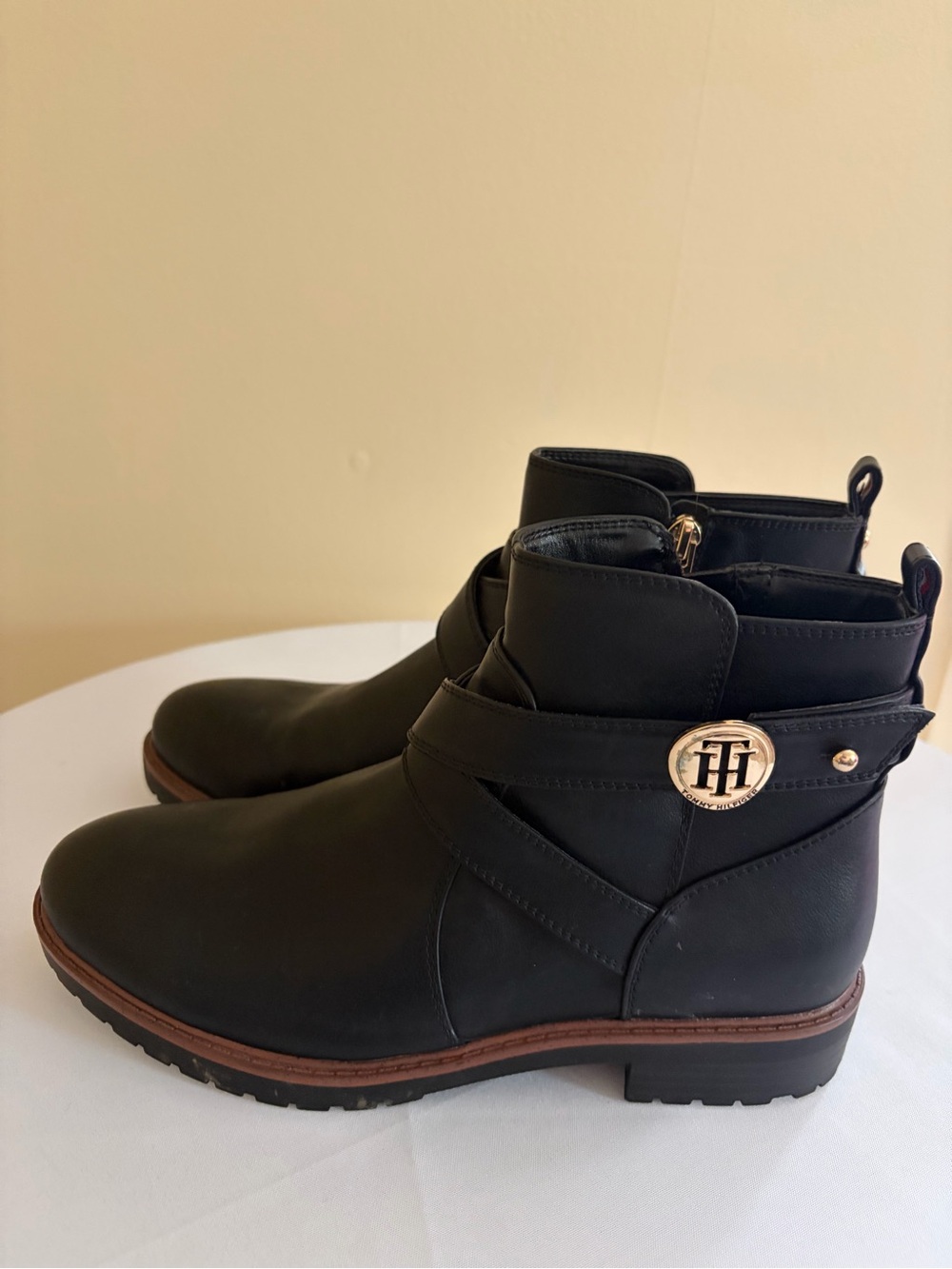 Tommy Hilfiger Black Leather Strap Ankle Boots with Gold Logo - Picture 3 of 7